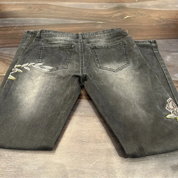 Suko black floral Embroidered jeans| size 2 - Picture 6 of 6